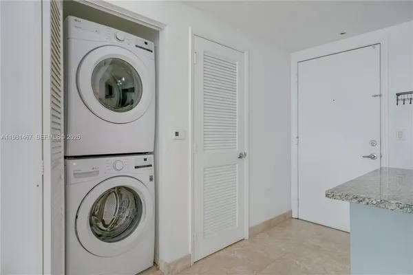 $3,000 | 950 Brickell Bay Drive, Unit 1403, Miami, FL 33131