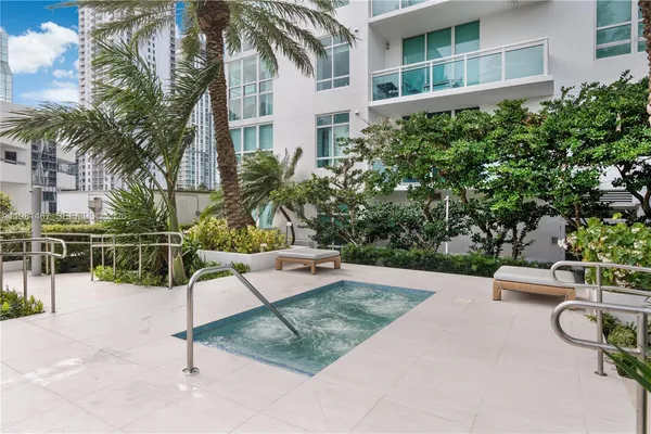 $3,000 | 950 Brickell Bay Drive, Unit 1403, Miami, FL 33131