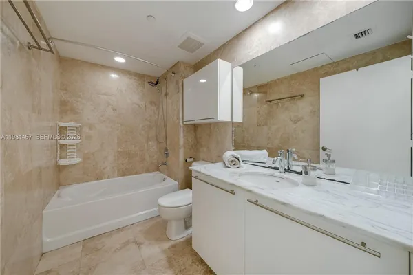 $3,000 | 950 Brickell Bay Drive, Unit 1403, Miami, FL 33131