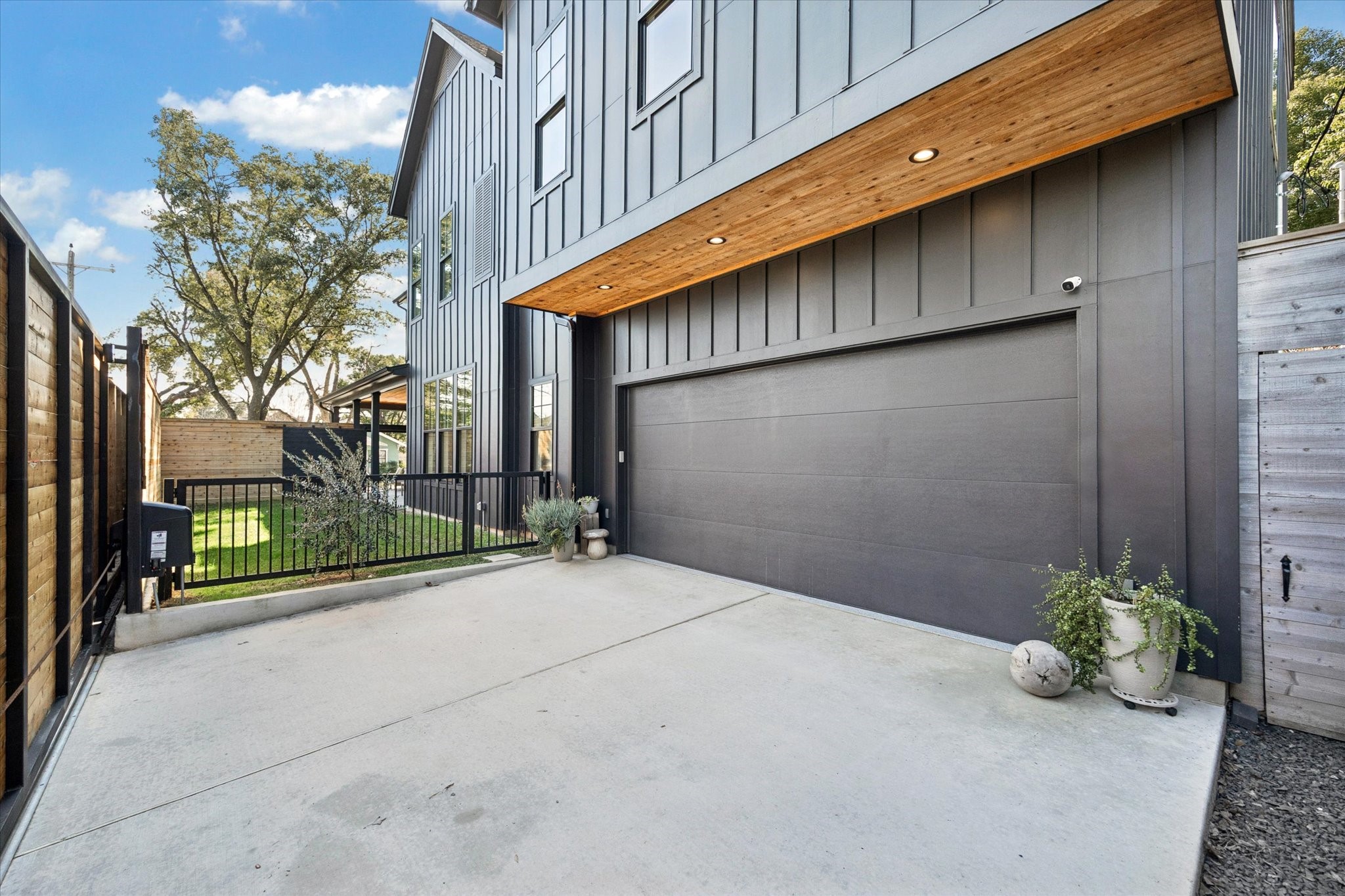 701 Ridge Street Houston, TX 77009 - Photo 45 of 50 a view of a house with a yard