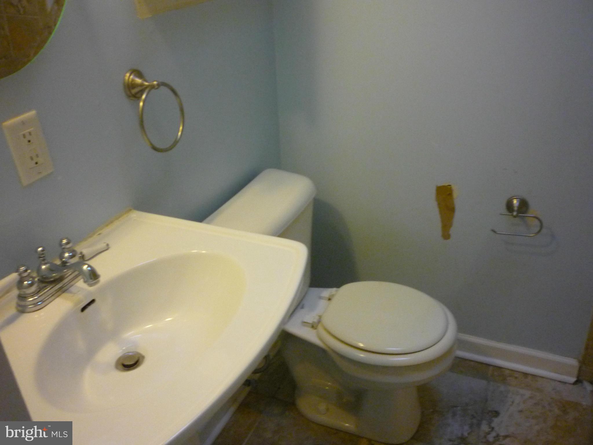 509 Random Road Baltimore, MD 21229 - Photo 9 of 17 Bath