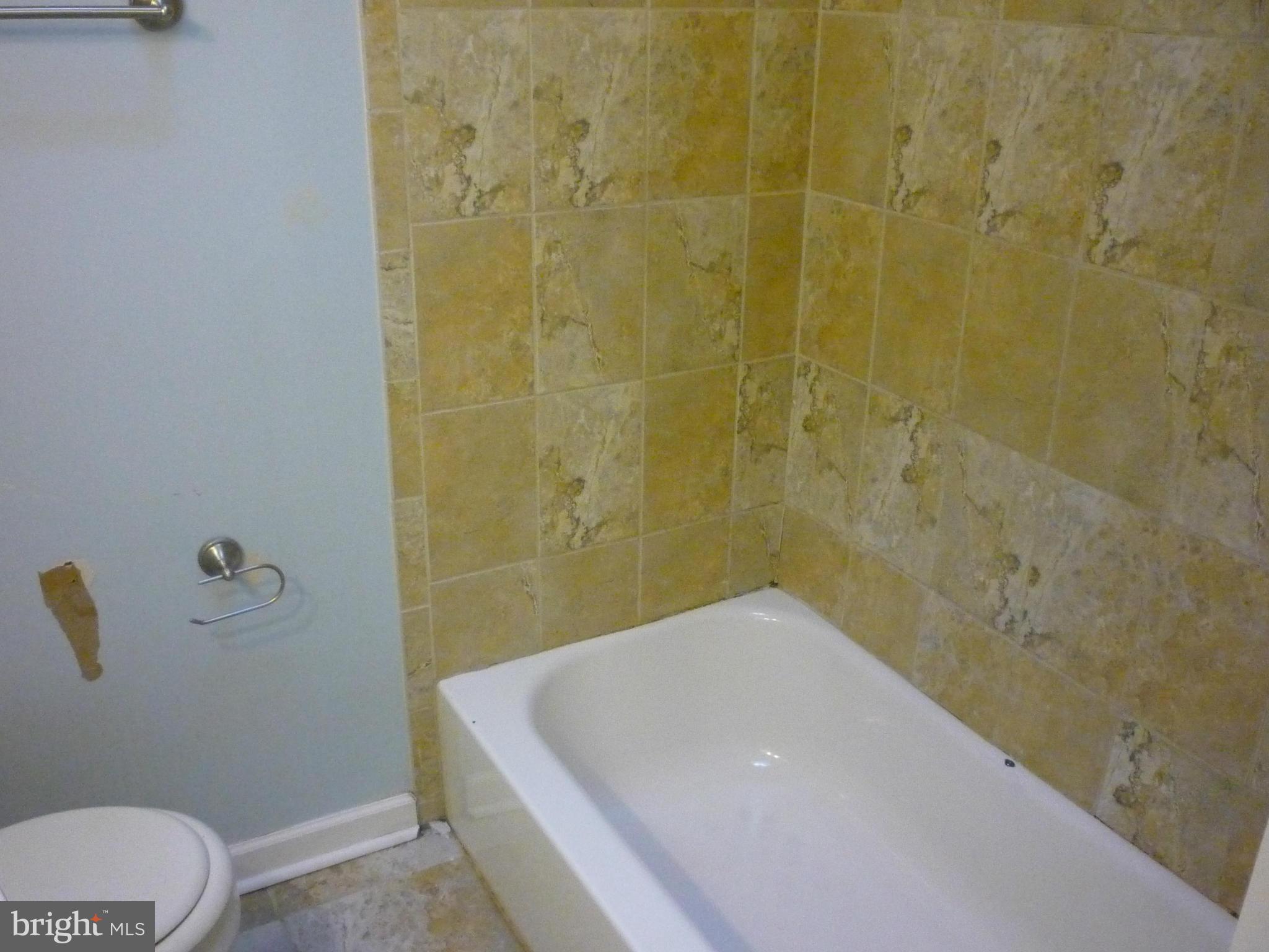 509 Random Road Baltimore, MD 21229 - Photo 10 of 17 Bath