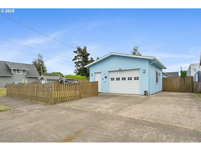 $344,000 | 2105 9th Street, Tillamook, OR 97141