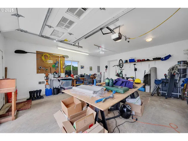 $344,000 | 2105 9th Street, Tillamook, OR 97141