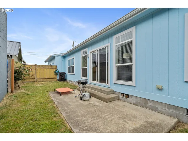 $344,000 | 2105 9th Street, Tillamook, OR 97141