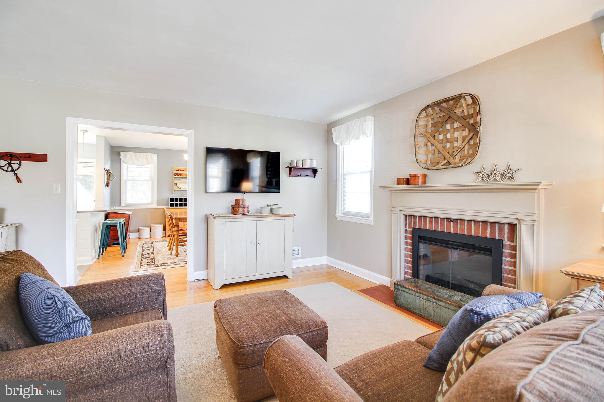 415 Stratford Road Catonsville, MD 21228 - Photo 5 of 47 Living Room