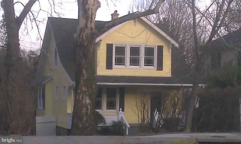 6217 York Road Baltimore, MD 21212 - Photo 5 of 20 a front view of a house with a yard