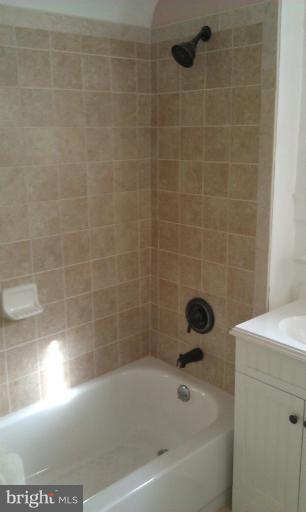 6217 York Road Baltimore, MD 21212 - Photo 10 of 20 a bathroom with a bathtub