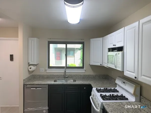 $2,875 | 18 Greenbriar Drive, Farmington, CT 06032