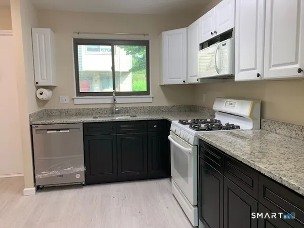 $2,875 | 18 Greenbriar Drive, Farmington, CT 06032