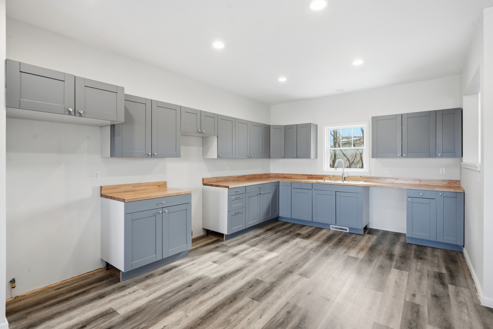 1812 10th Avenue Silvis, IL 61282 - Photo 9 of 35