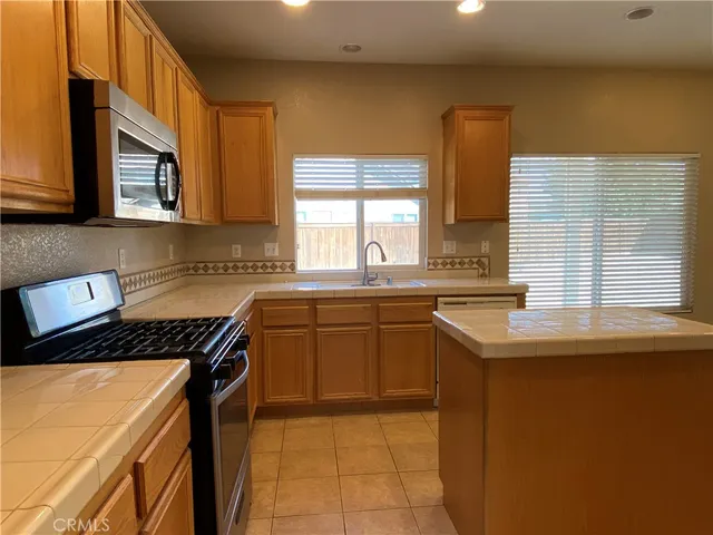 $2,500 | 12539 Sunglow Lane, Victorville, CA 92392