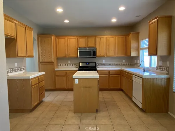 $2,400 | 12539 Sunglow Lane, Victorville, CA 92392