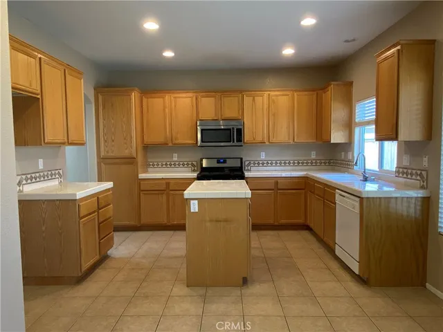 $2,500 | 12539 Sunglow Lane, Victorville, CA 92392