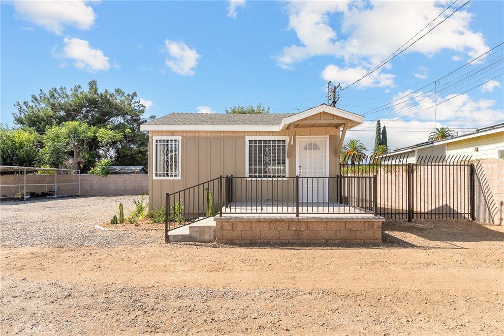 2857 Mulberry Street Riverside, CA 92501 - Photo 2 of 20 a backyard of a house with table and chairs