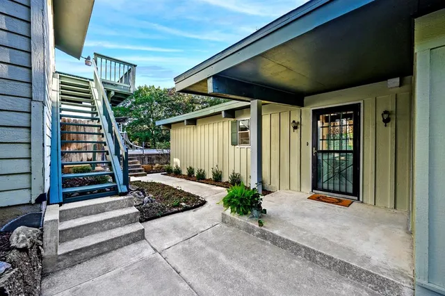 a view of a house with backyard and plants