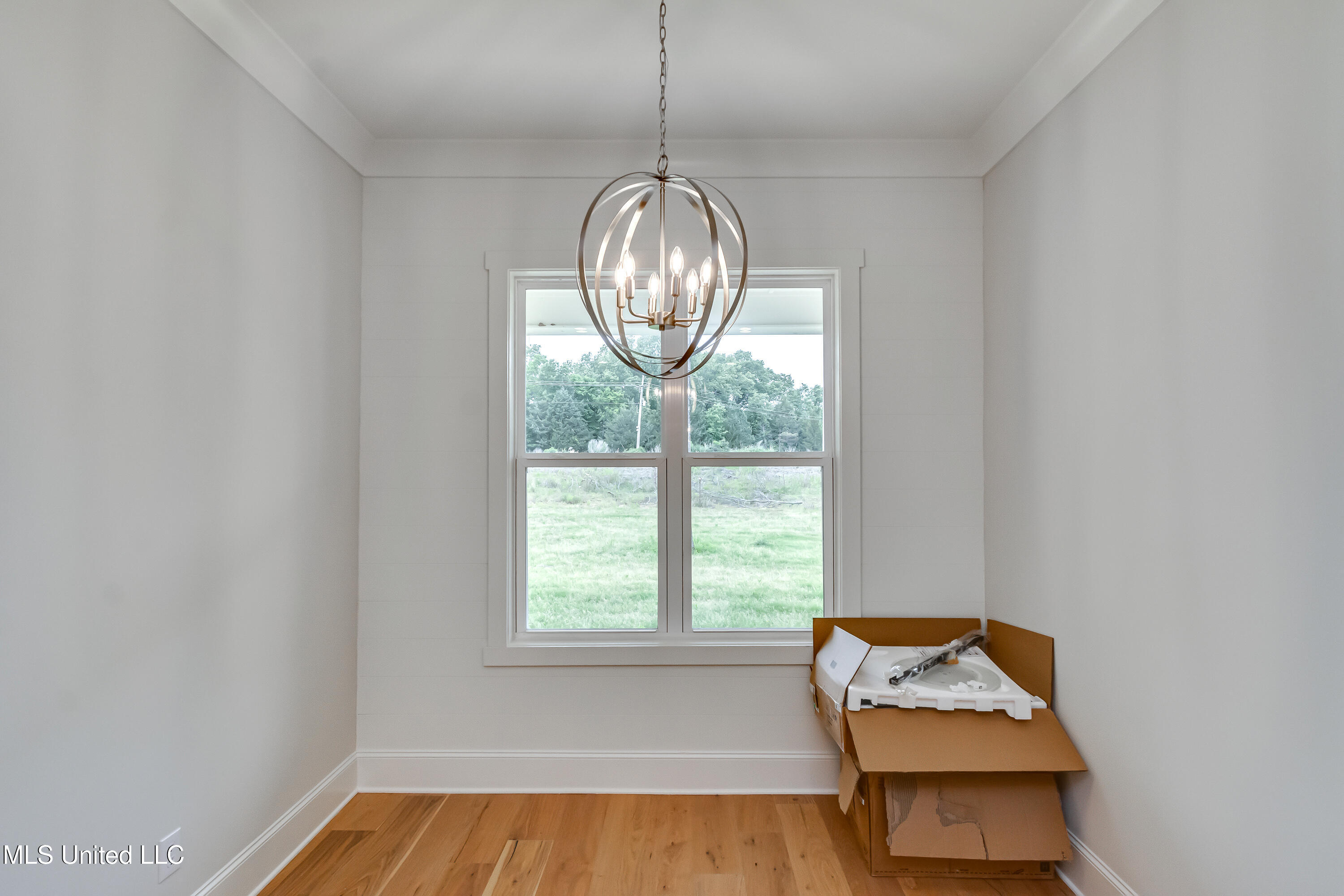 122 Grayson Way Madison, MS 39110 - Photo 23 of 50 Breakfast/Keeping Rm w / Shiplap Walls