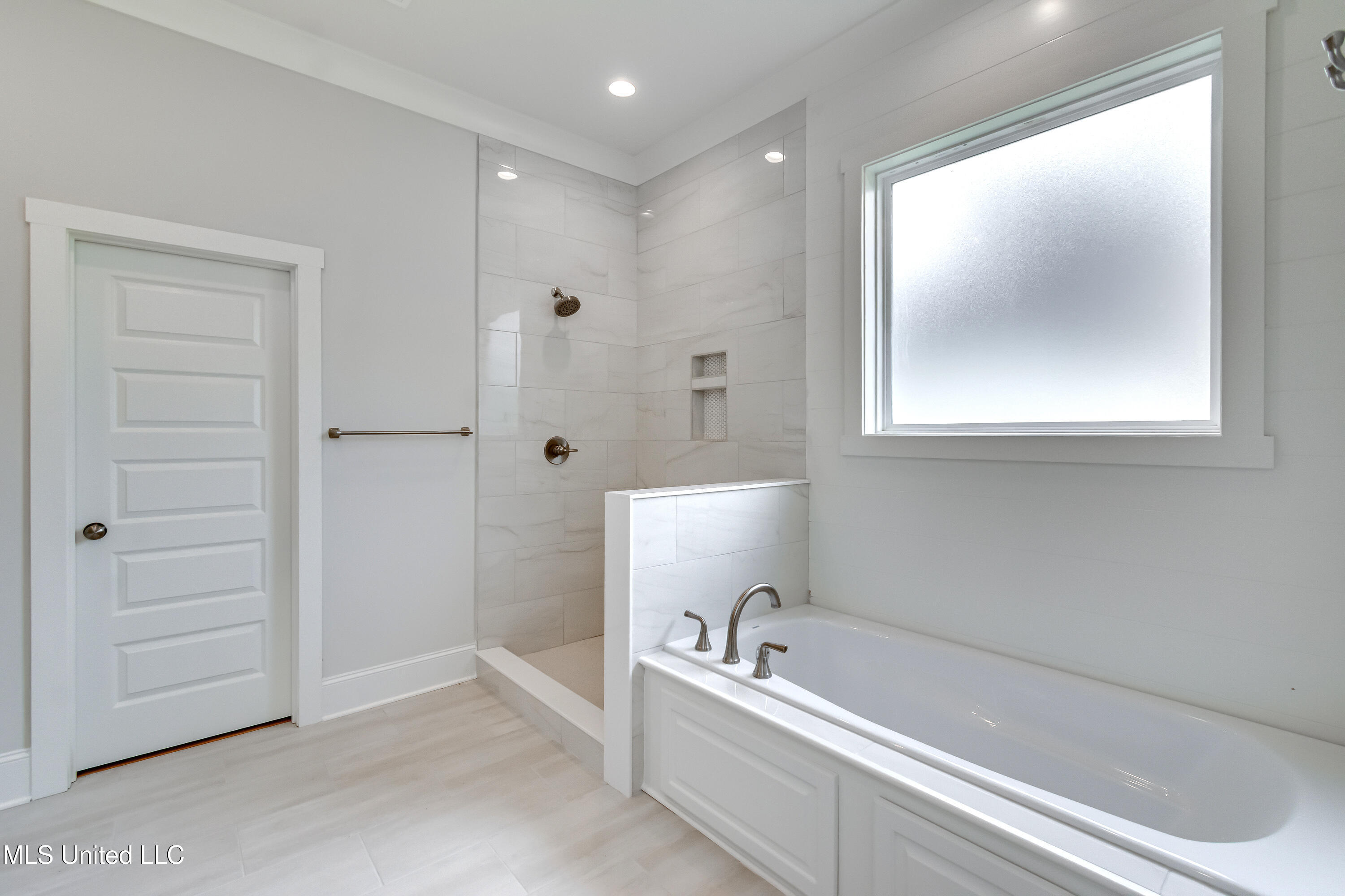 122 Grayson Way Madison, MS 39110 - Photo 32 of 50 Separate Shower and Tub