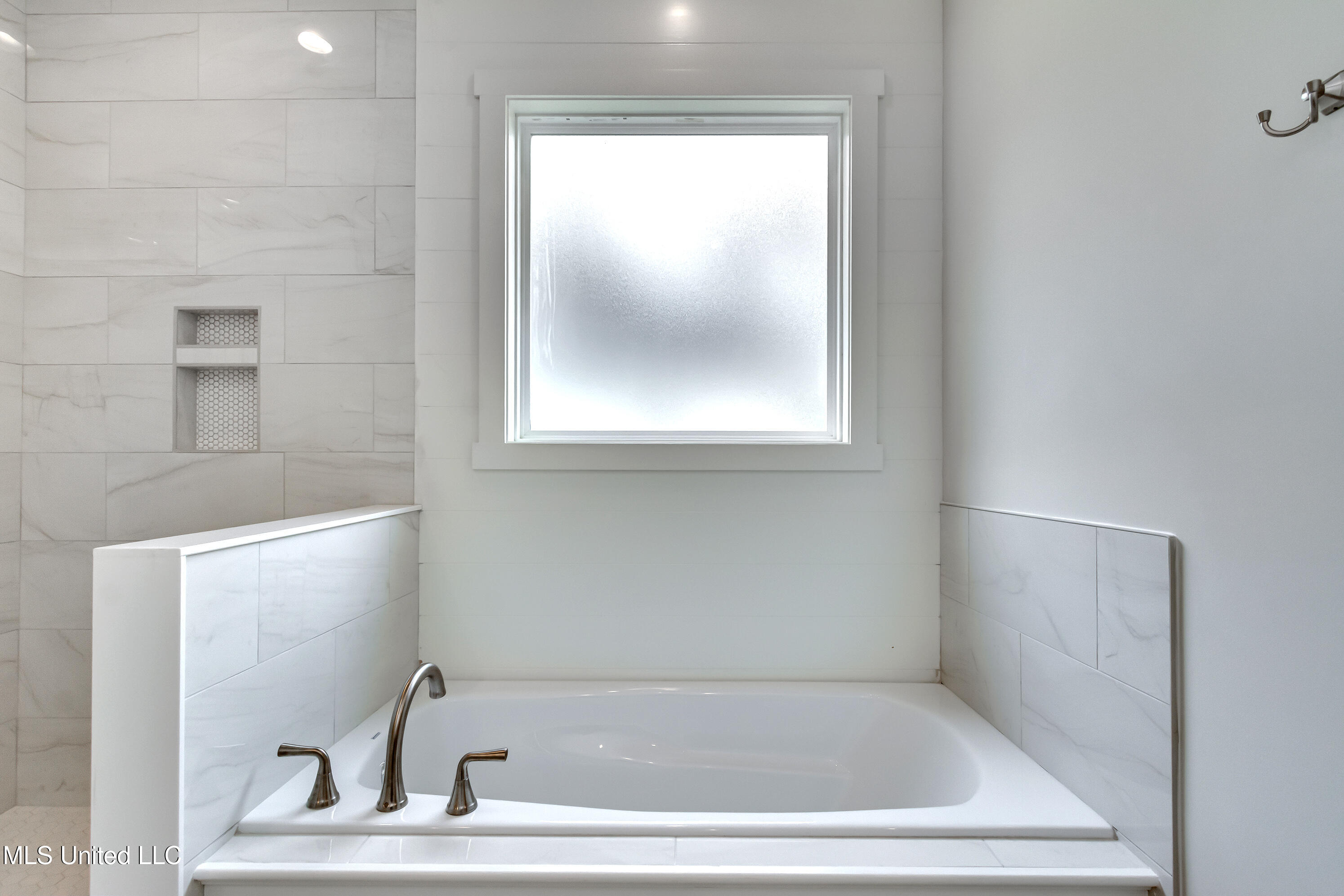 122 Grayson Way Madison, MS 39110 - Photo 33 of 50 Full Size Soaker Tub w/ Tile Surround