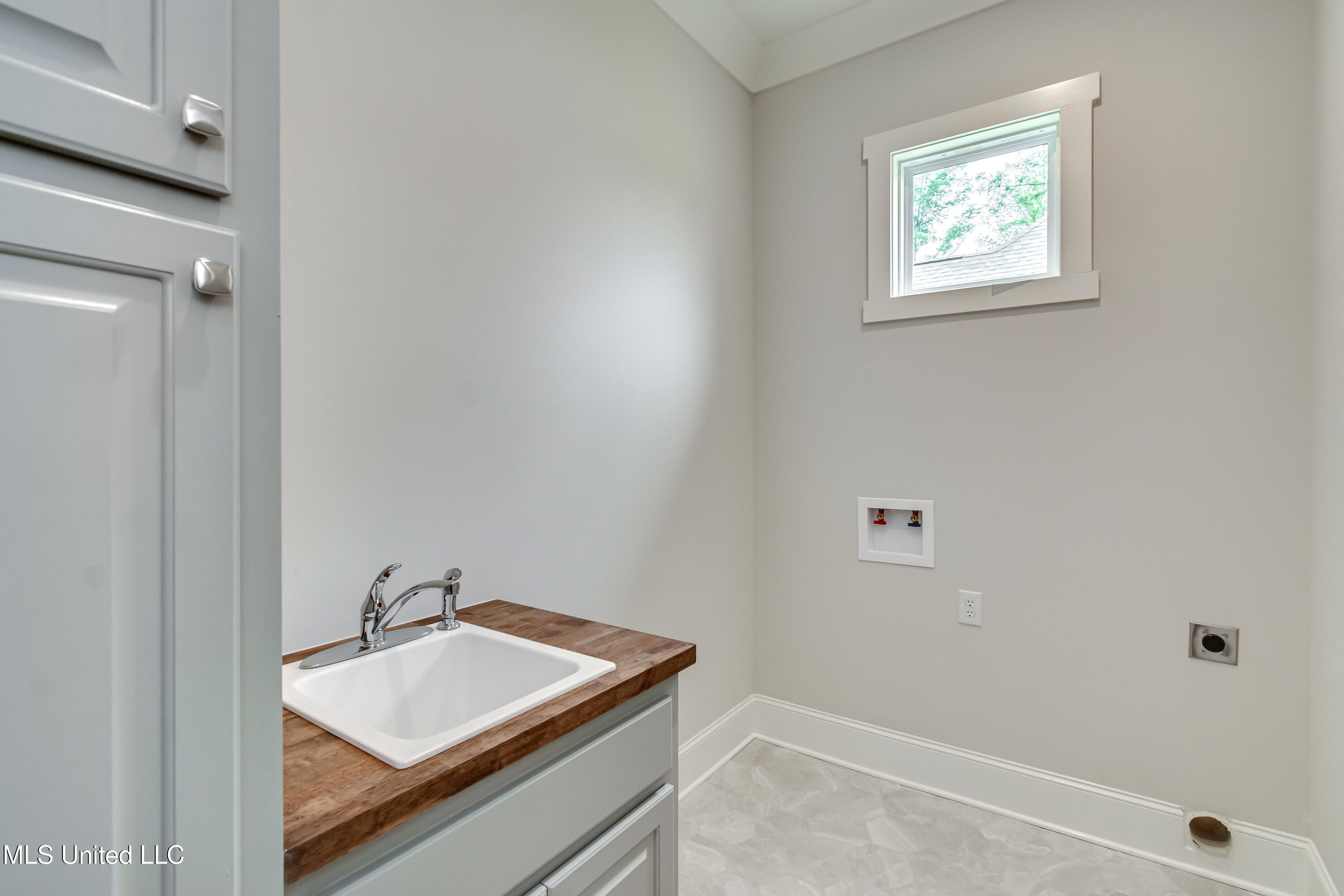122 Grayson Way Madison, MS 39110 - Photo 44 of 50 Laundry with Sink