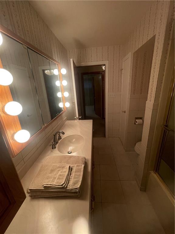 956 Beaver Road Ambridge, PA 15003 - Photo 27 of 44 2nd floor bathroom, different view