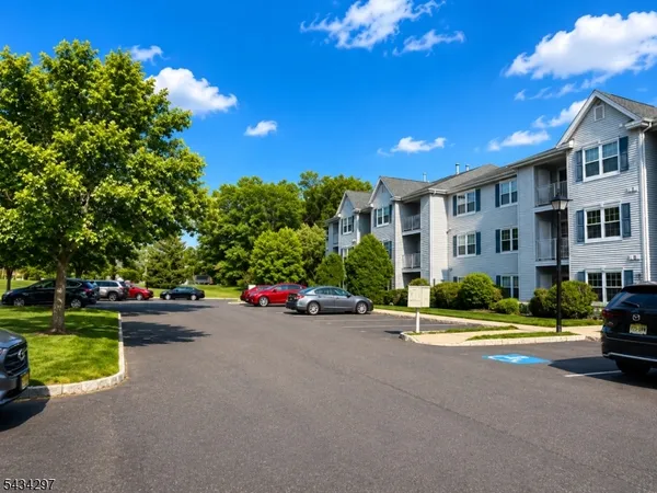 $379,900 | 318 Stratford Place, Unit 318, Bridgewater, NJ 08805