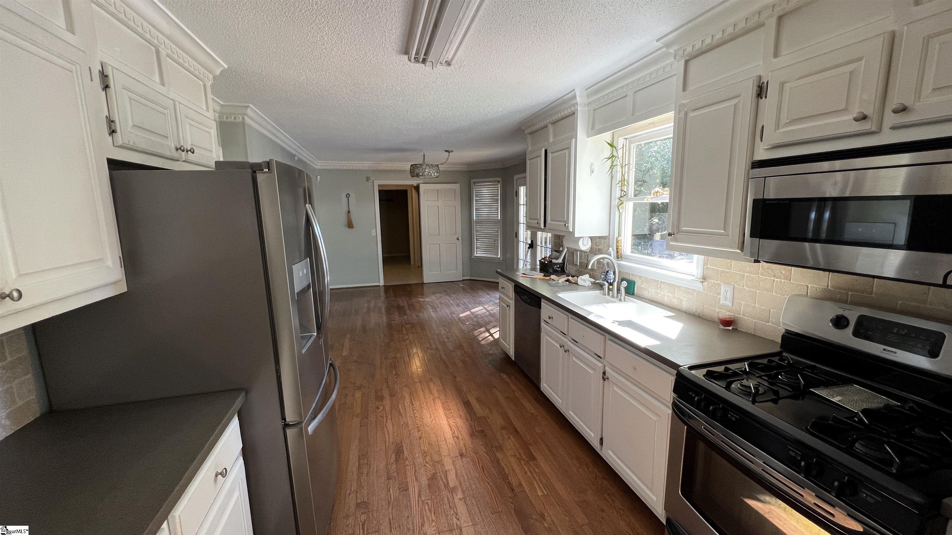 111 Robin Road Simpsonville, SC 29681 - Photo 3 of 36 Gallery Image 3
