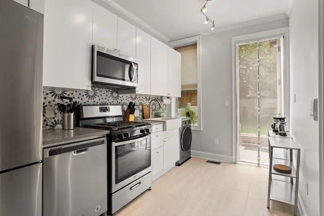 $3,300 | 204 6th Street, Unit 1L, Jersey City, NJ 07302