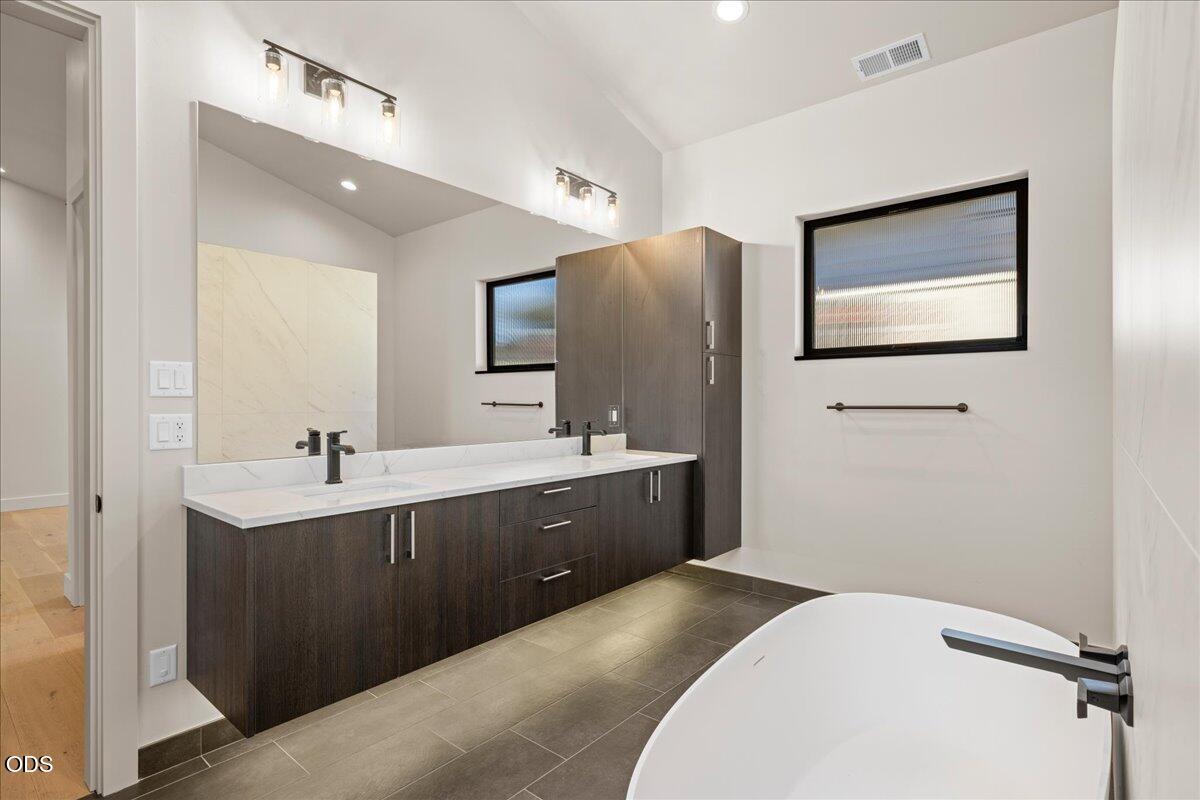 391 Clinton Street Ashland, OR 97520 - Photo 26 of 41 a bathroom with a sink a toilet and mirror
