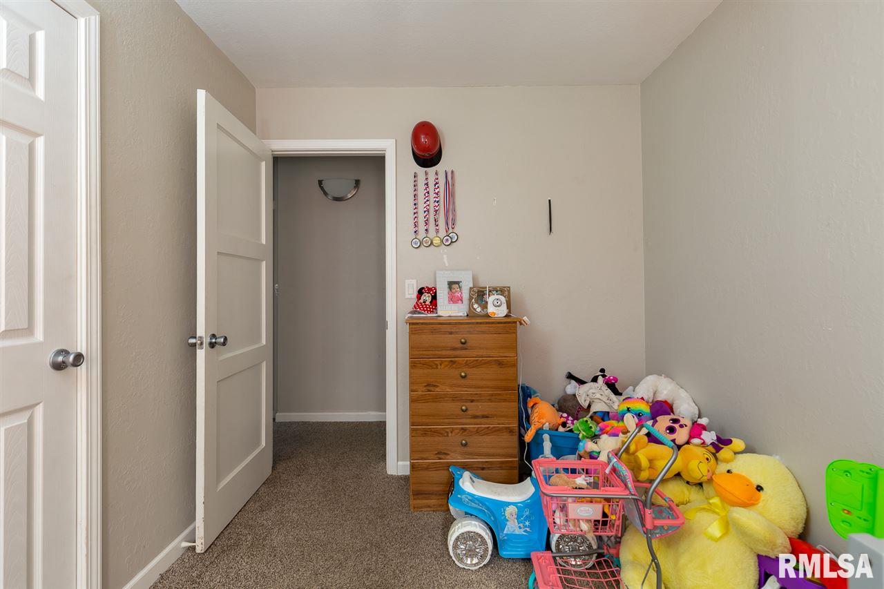 2011 Ridgeview Drive Davenport, IA 52806 - Photo 18 of 21 Gallery Image 18