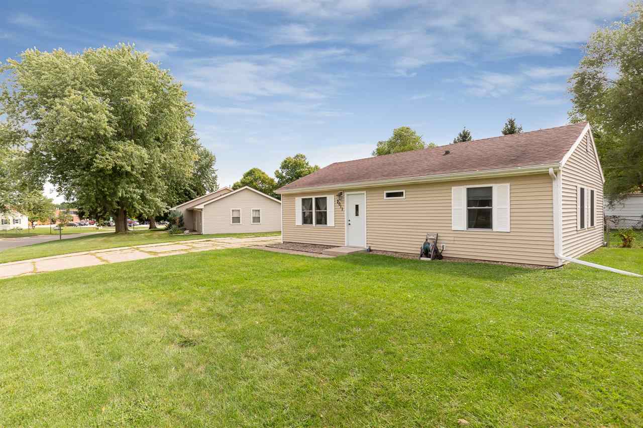 2011 Ridgeview Drive Davenport, IA 52806 - Photo 2 of 21 Gallery Image 2