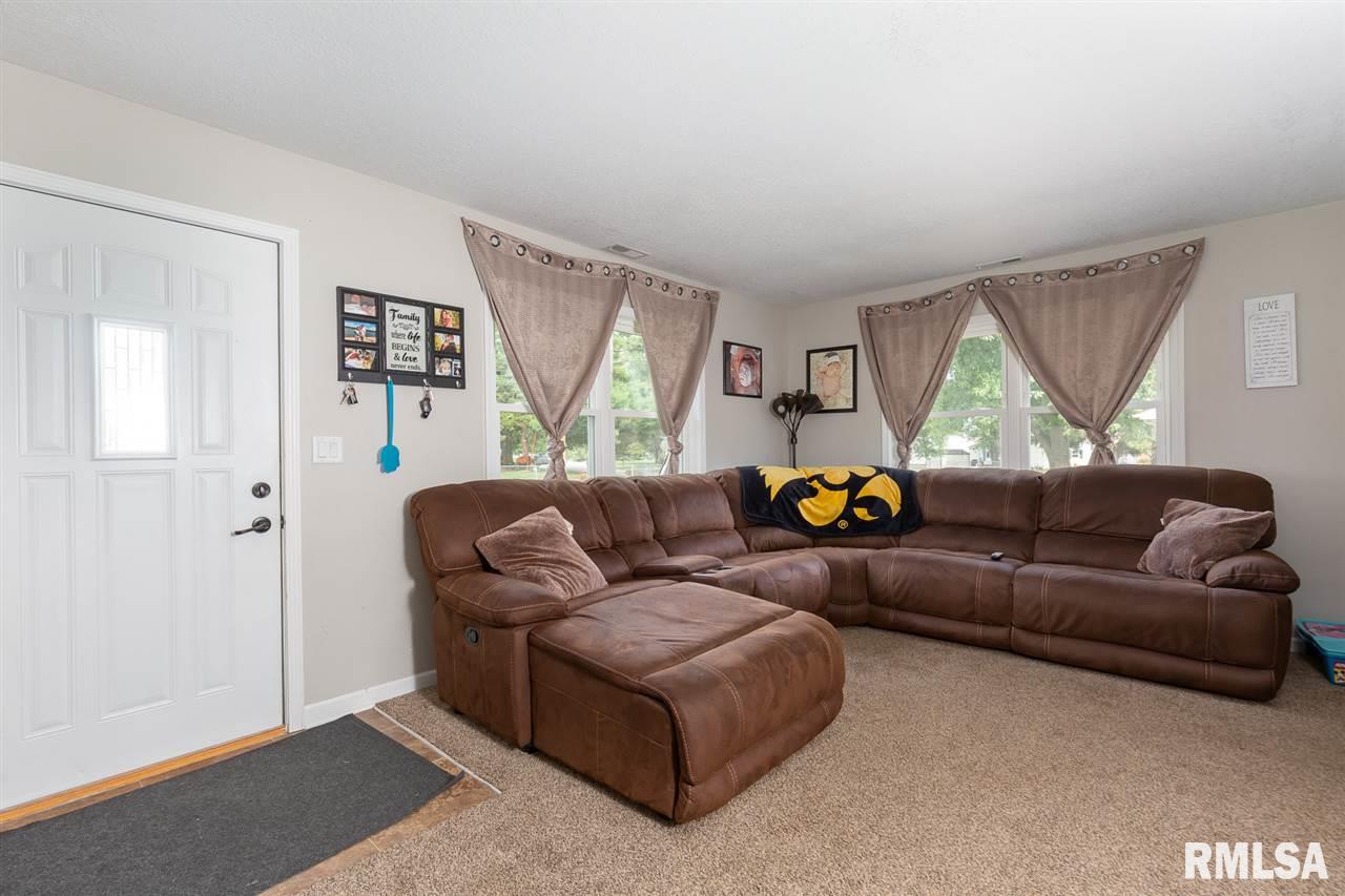 2011 Ridgeview Drive Davenport, IA 52806 - Photo 3 of 21 Gallery Image 3