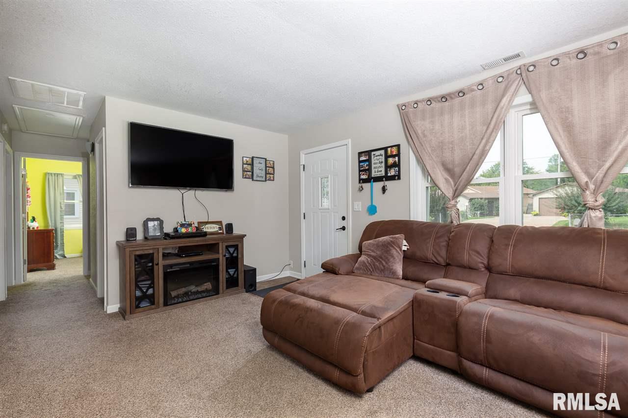 2011 Ridgeview Drive Davenport, IA 52806 - Photo 4 of 21 Gallery Image 4