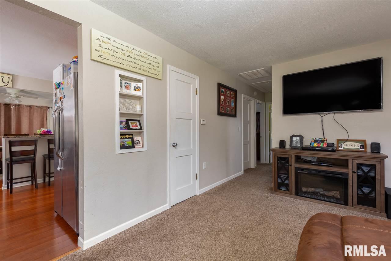 2011 Ridgeview Drive Davenport, IA 52806 - Photo 5 of 21 Gallery Image 5