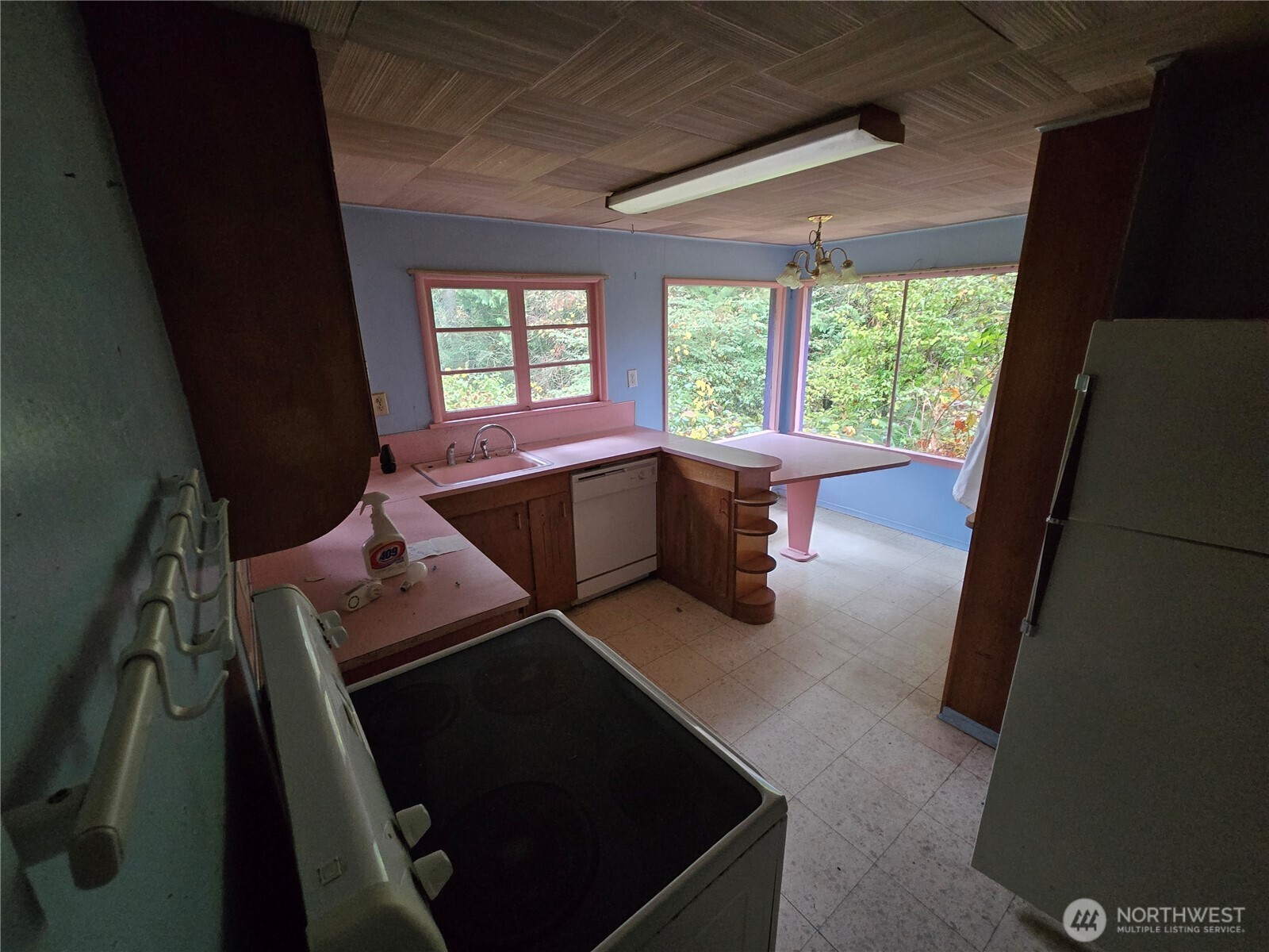 10415 Slater Avenue Northeast Kirkland, WA 98033 - Photo 20 of 38 a living room with furniture and a bathtub