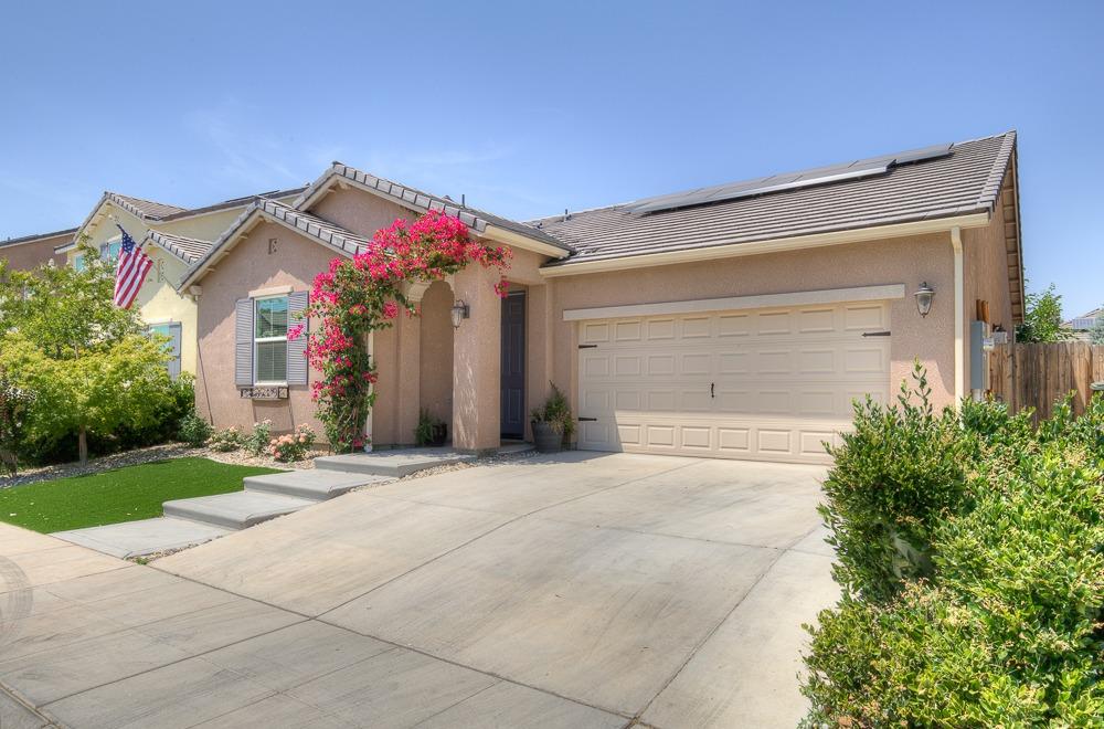 2731 Griffith Avenue Clovis, CA 93611 - Photo 2 of 34 a front view of a house with yard