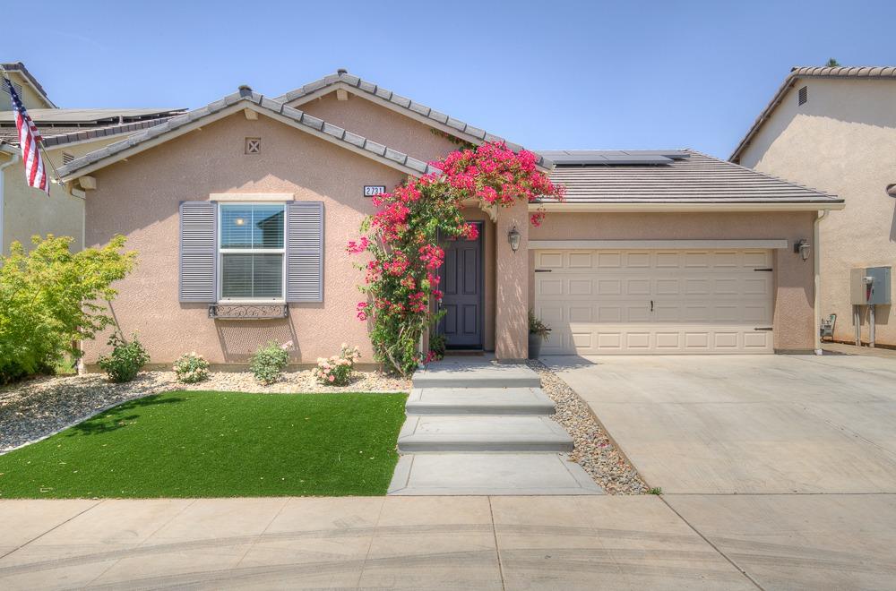 2731 Griffith Avenue Clovis, CA 93611 - Photo 3 of 34 a front view of a house with a yard