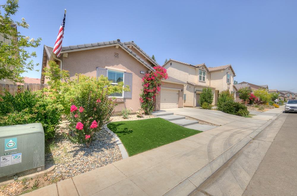 2731 Griffith Avenue Clovis, CA 93611 - Photo 34 of 34 a front view of house with yard