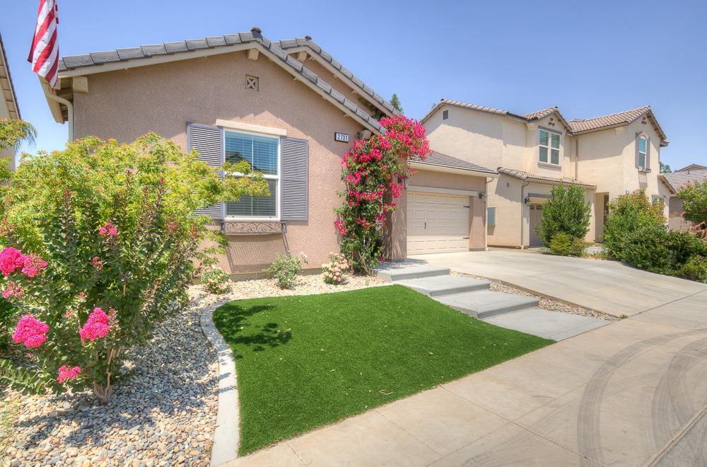 2731 Griffith Avenue Clovis, CA 93611 - Photo 4 of 34 a front view of a house with a yard