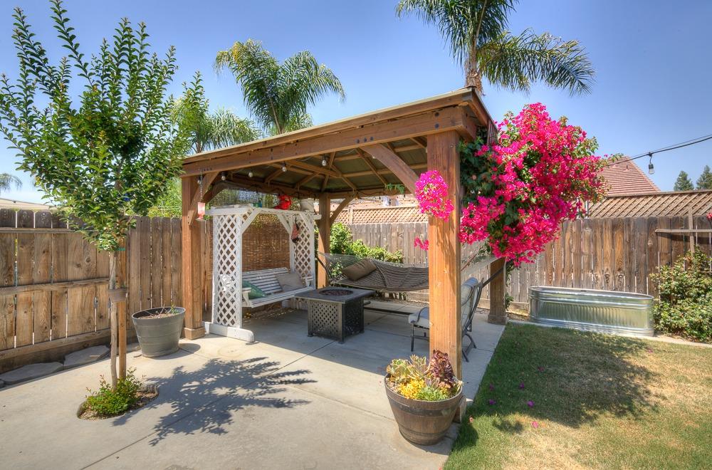 2731 Griffith Avenue Clovis, CA 93611 - Photo 8 of 34 a front view of a house with fountain