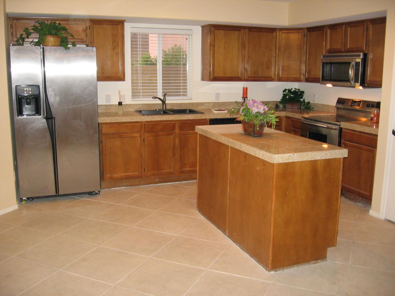 2560 North Lindsay Road, Unit 17 Mesa, AZ 85213 - Photo 3 of 19 Spacious Kitchen