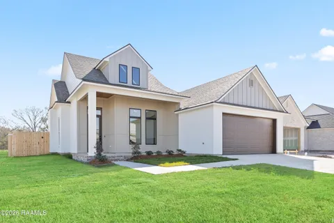 $379,900 | 103 Fountain Mdw Drive, Broussard, LA 70518