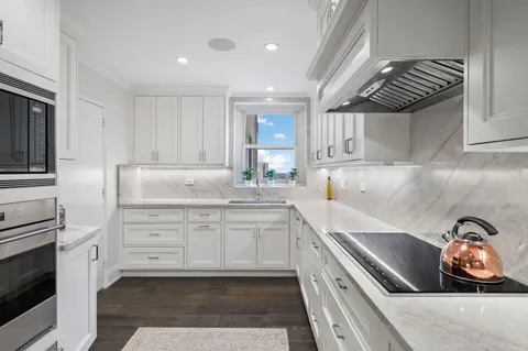 $1,375,000 | 1335 North Astor Street, Unit 11C, Chicago, IL 60610