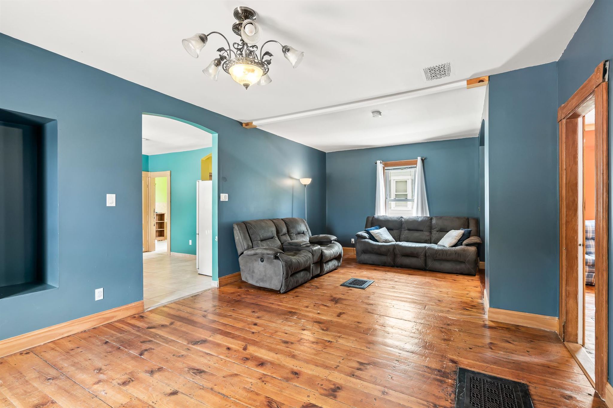 462 Spruce Street Manchester, NH 03103 - Photo 4 of 37 Gallery Image 4