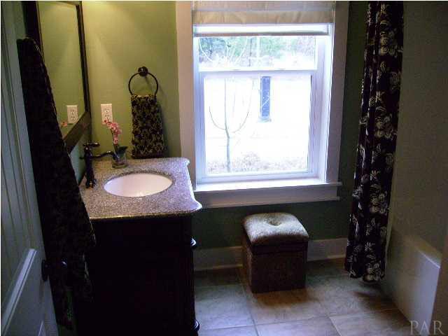 10688 Squall Line Road Pensacola, FL 32507 - Photo 13 of 24 Guest bathroom between the two guest bedrooms