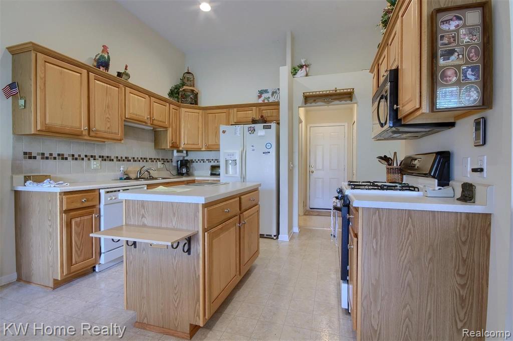 22441 Timber Ridge Court Woodhaven, MI 48183 - Photo 11 of 29