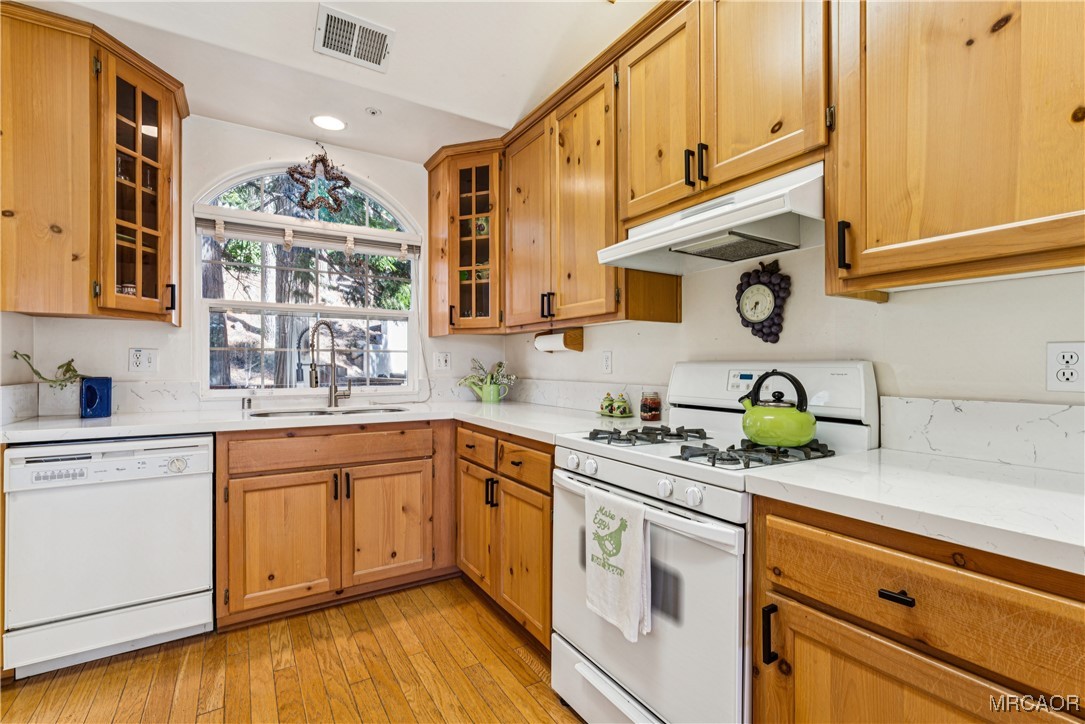 305 Summit Road Lake Arrowhead, CA 92352 - Photo 13 of 47 a kitchen with stainless steel appliances granite countertop a sink and cabinets