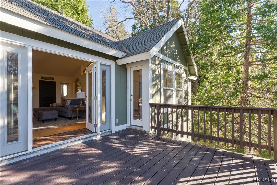 305 Summit Road Lake Arrowhead, CA 92352 - Photo 18 of 47 a view of a balcony with wooden floor and wooden fence