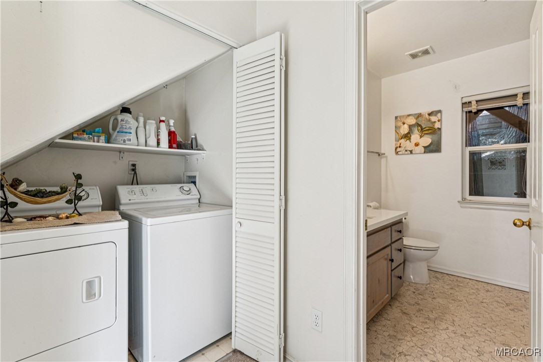 305 Summit Road Lake Arrowhead, CA 92352 - Photo 28 of 47 a utility room with dryer and washer