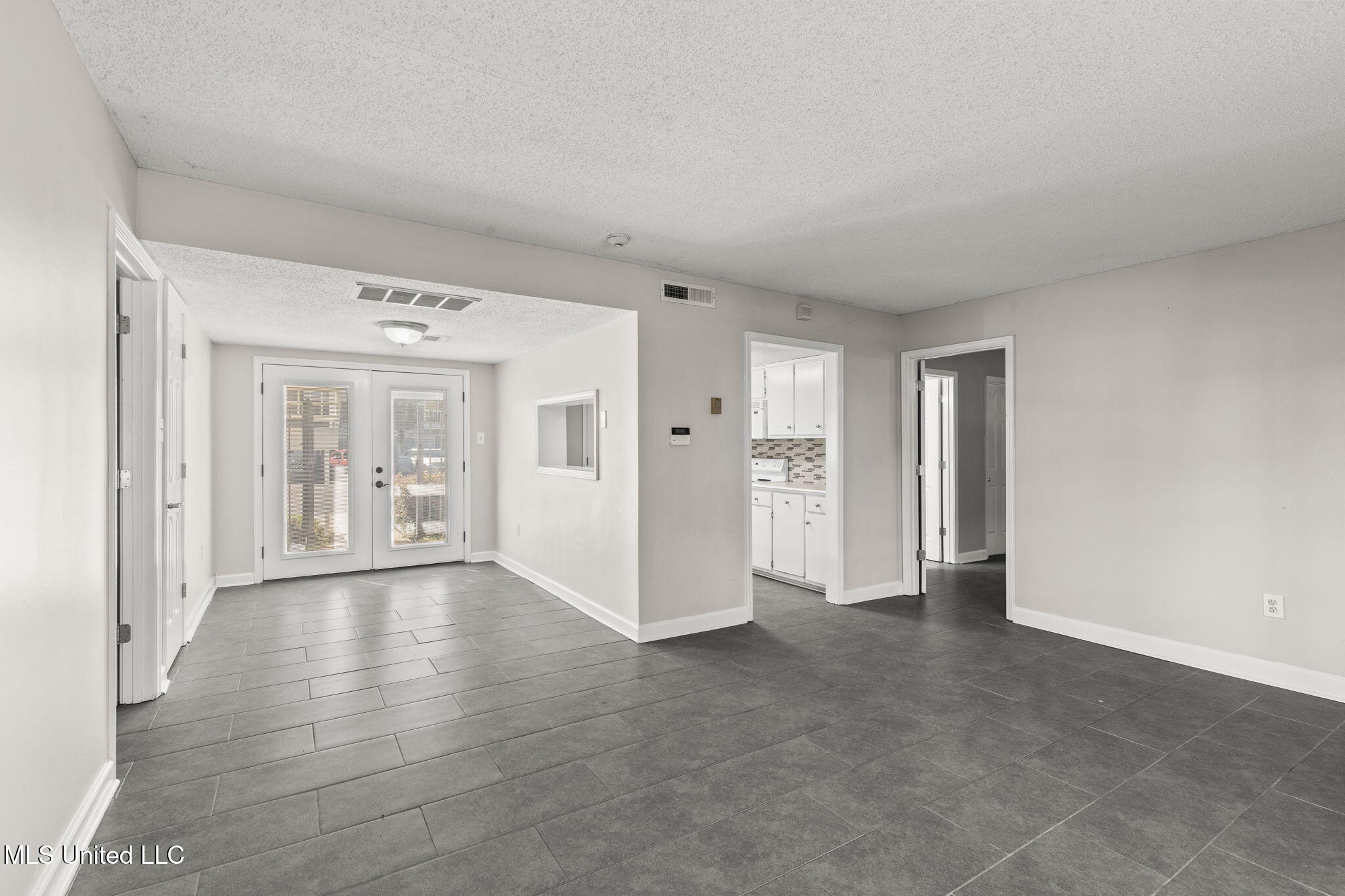 550 Post Road, Unit 803 Ridgeland, MS 39157 - Photo 13 of 50 dining and living